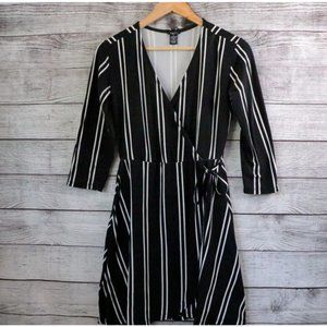 Rue 21 Medium Black/White Striped Tie Knot 3/4 Sleeve Dress Clean